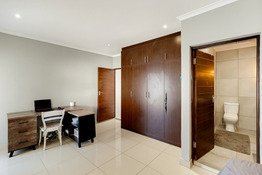 4 Bedroom Property for Sale in Pearl Marina Western Cape
